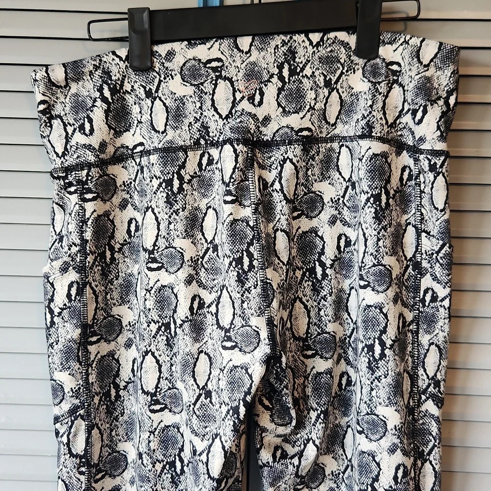 Cali Black & White Work Out Pants - Picture 9 of 11